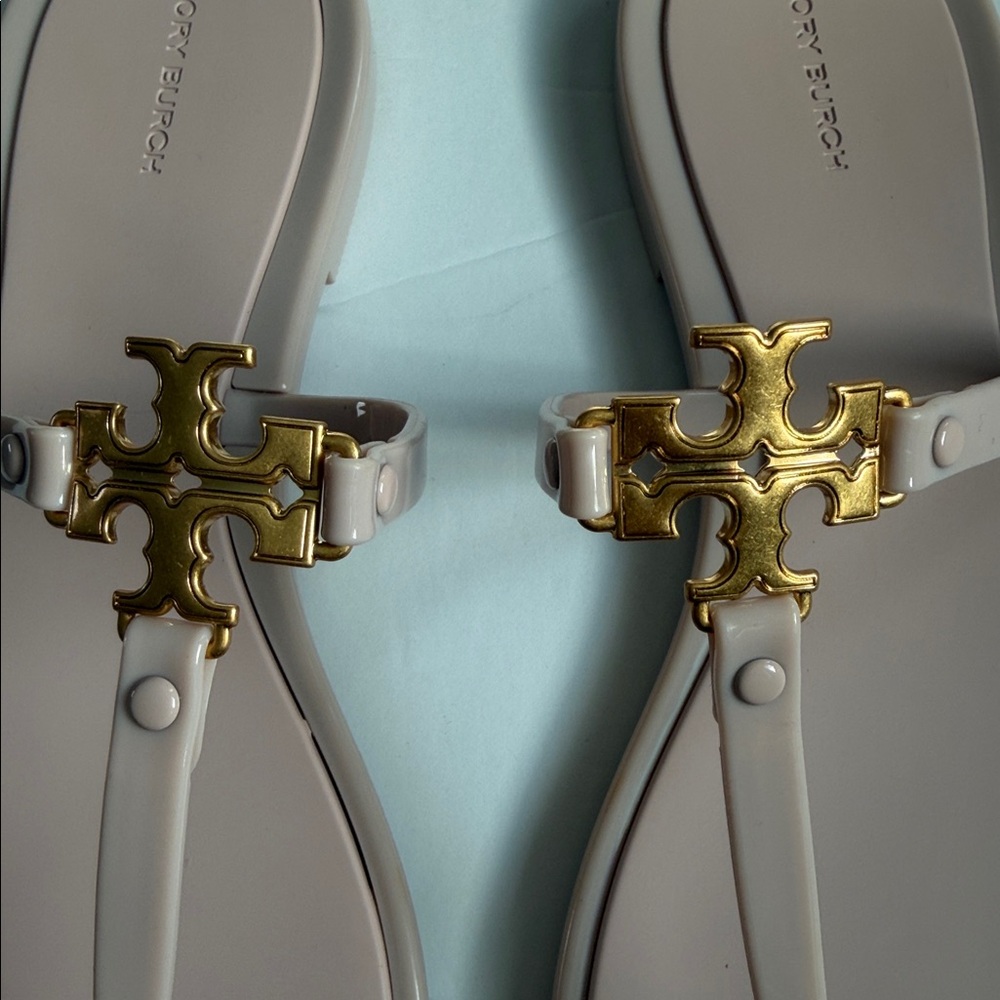 Tory Burch Blush Pink Logo Thong Sandals with Gold Emblem - Picture 3 of 8